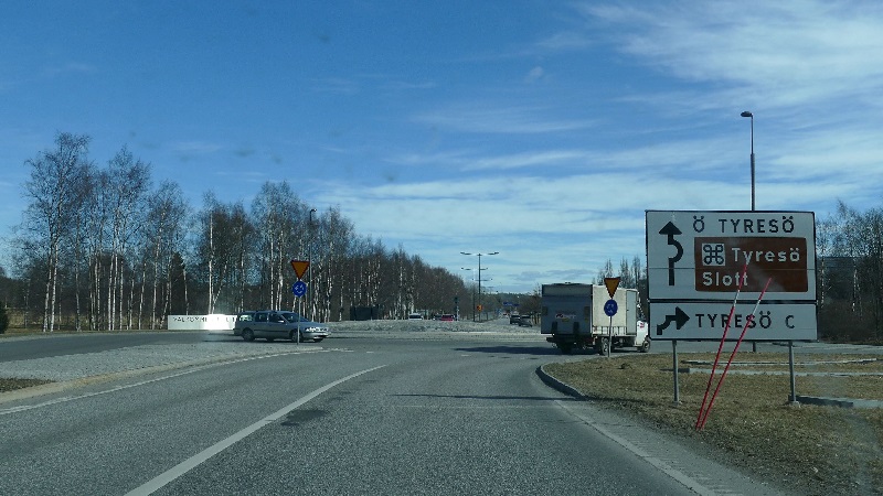 Sju lastbilar antända av ungdomsgäng