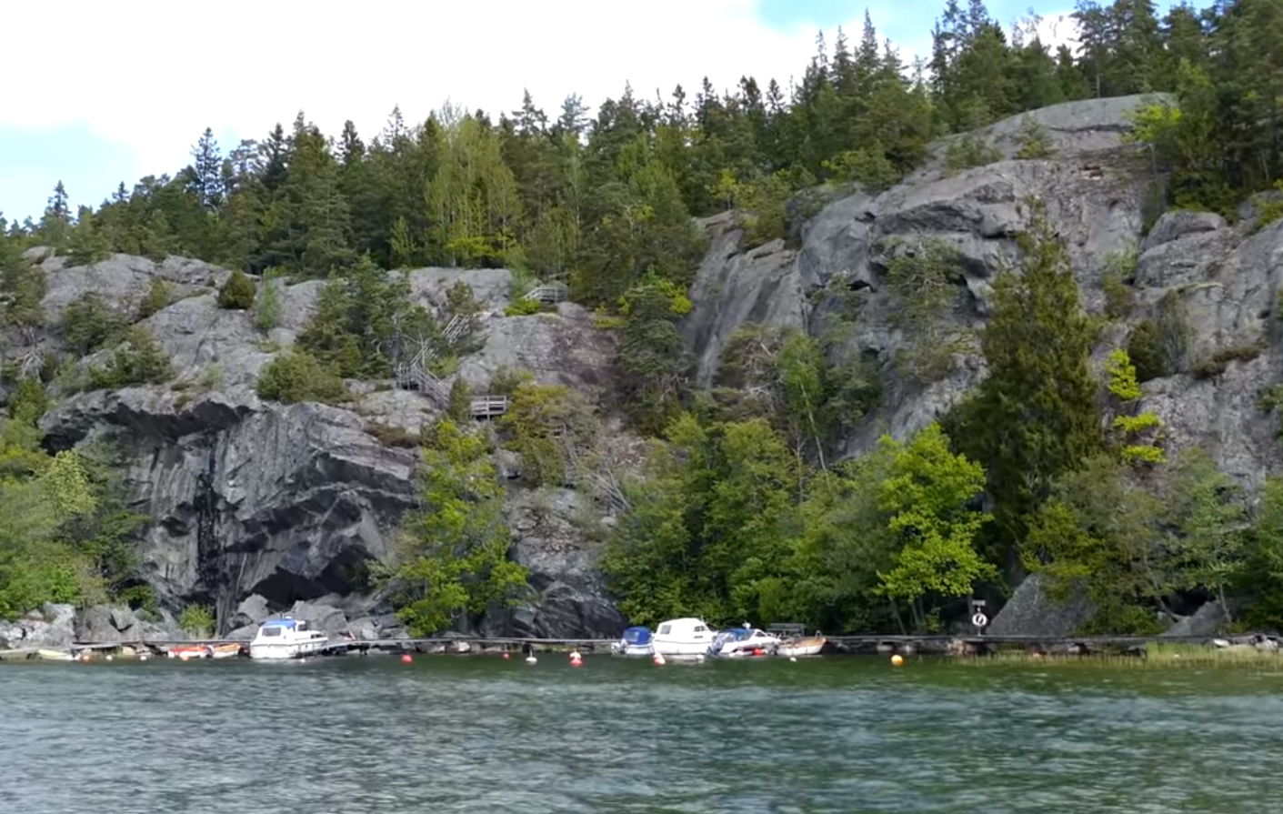 Klövberget - Vacker natur och stort grottsystem i Tyresö